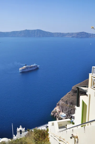 Корабль в Эгейском море возле скал на берегу острова — стоковое фото