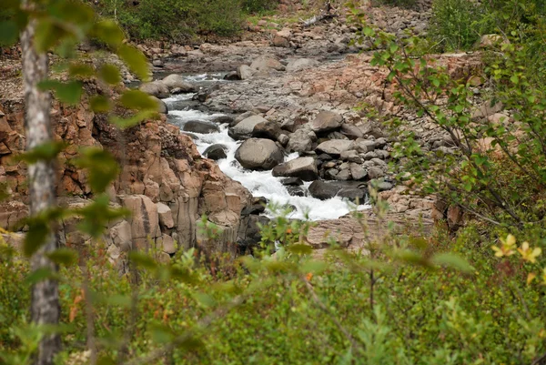 Cachoeira nas rochas — Fotografia de Stock