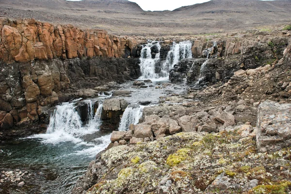 Paisaje con rocas y una cascada . — Foto de Stock