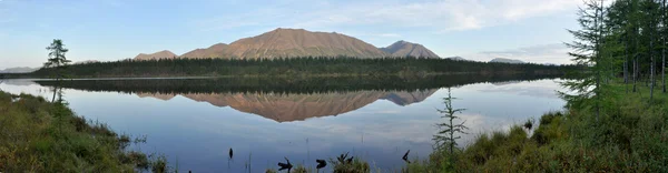 バック グラウンドで湖山のパノラマ. — ストック写真