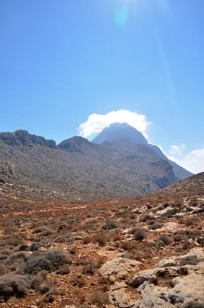 Red dusty road in the mountains on the Greek island. — Stock Photo, Image