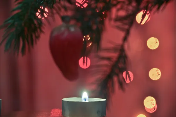 Dekoration eines Nadelbaums zu Weihnachten. — Stockfoto