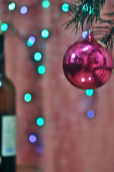 Decoratie van een conifeerachtige boom met Kerstmis. — Stockfoto