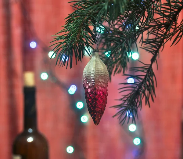 Decoração de uma árvore conífera no Natal . — Fotografia de Stock