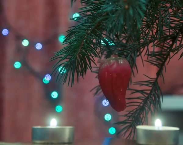 Decoração de uma árvore conífera no Natal . — Fotografia de Stock