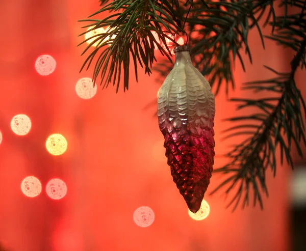 Decoratie van een conifeerachtige boom met Kerstmis. — Stockfoto