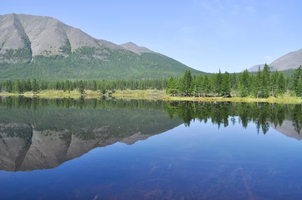 Landschaft des Sees und Spiegelungen der Berge — Stockfoto