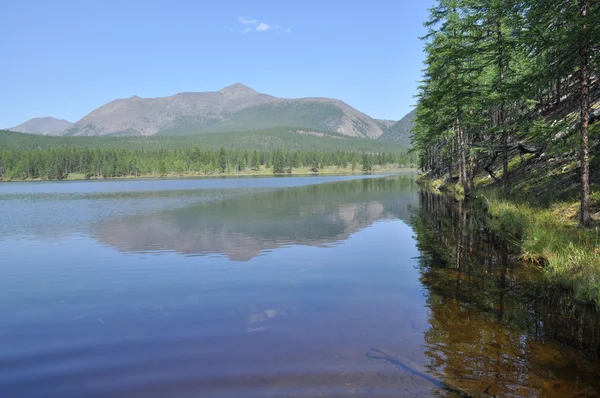 Scenery of the lake and reflections of the mountains — Stock Photo, Image