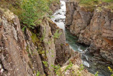 Kayalıklardaki dağ nehri.