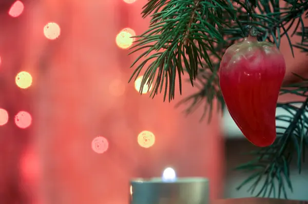 Decoração de uma árvore conífera no Natal . — Fotografia de Stock