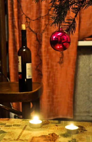 Decoratie van een conifeerachtige boom met Kerstmis. — Stockfoto