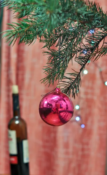 Decorazione di un albero di conifere a Natale . — Foto Stock