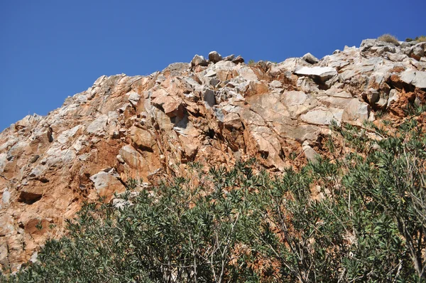 Red rocks på ön. — Stockfoto