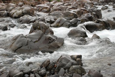 Kayalıklardaki şelale