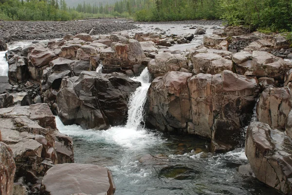 Vattenfall i klipporna — Stockfoto