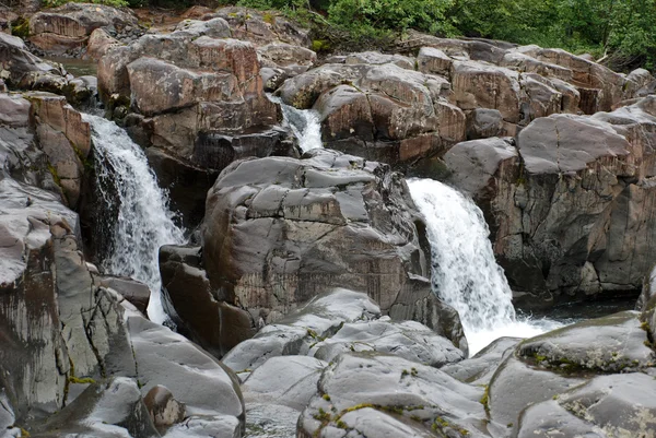 Cachoeira nas rochas — Fotografia de Stock