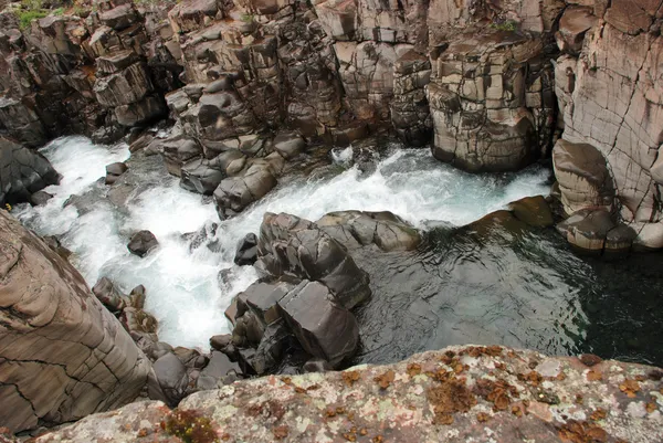 Cascada en las rocas — Foto de Stock