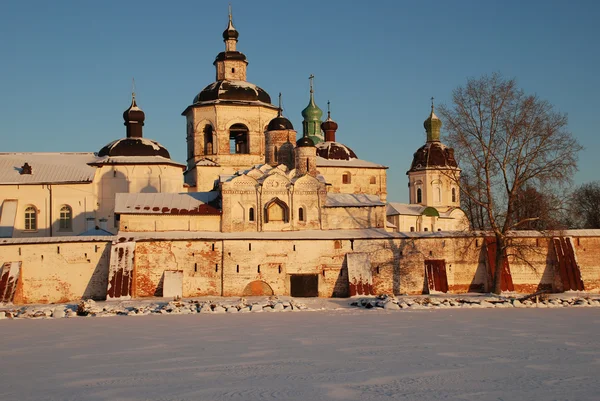 Noordelijke Russische klooster in de winter. — Stockfoto