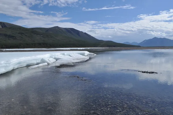 Permanent glaces i tideway av floden yakut. — Stockfoto