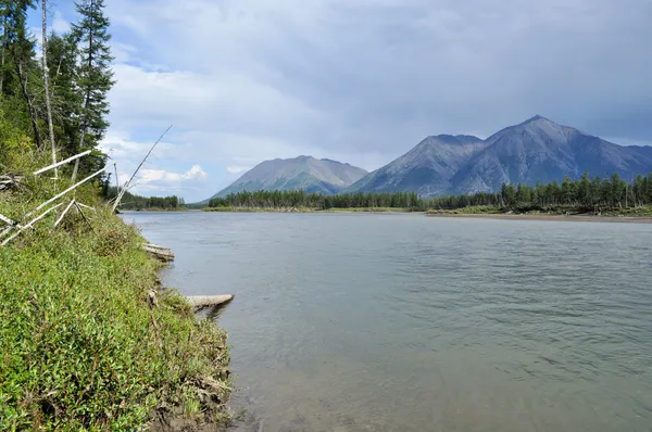 gökyüzünde bulutlar dağ Nehri.