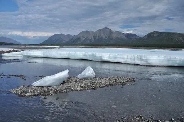 Permanent glaces i tideway av floden yakut. — Stockfoto