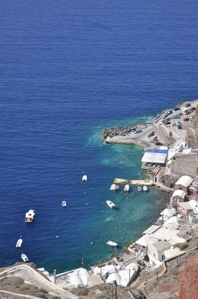 Skalnaté pobřeží ostrova v Egejském moři. — Stock fotografie