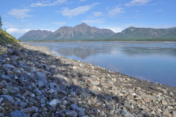 Paisagem ensolarada do rio em montanhas . — Fotografia de Stock