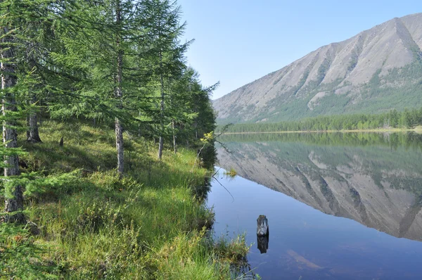 Scenery of the lake and reflections of the mountains — Stock Photo, Image