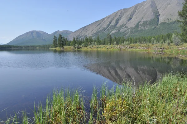 湖と山の反射の風景 — ストック写真