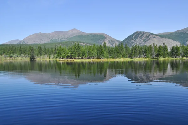 Scenery of the lake and reflections of the mountains — Stock Photo, Image