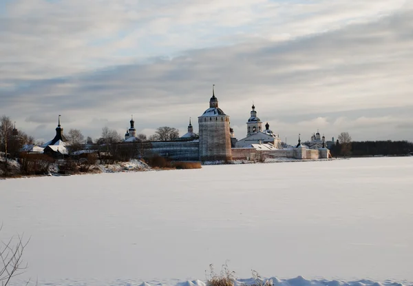 Mosteiro do norte da Rússia no inverno . — Fotografia de Stock