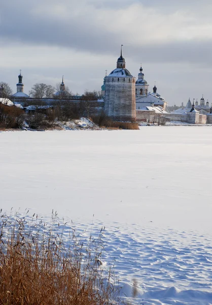 Mosteiro do norte da Rússia no inverno . — Fotografia de Stock