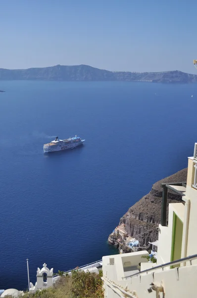 Ship in the Aegean sea near the rocks on the shore of the island — Stock Photo, Image