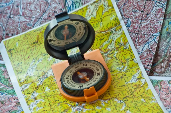 Mapa i kompas. — Zdjęcie stockowe