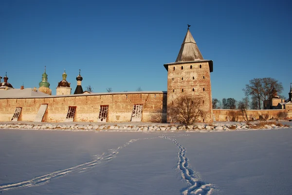 Северный русский монастырь зимой . — стоковое фото