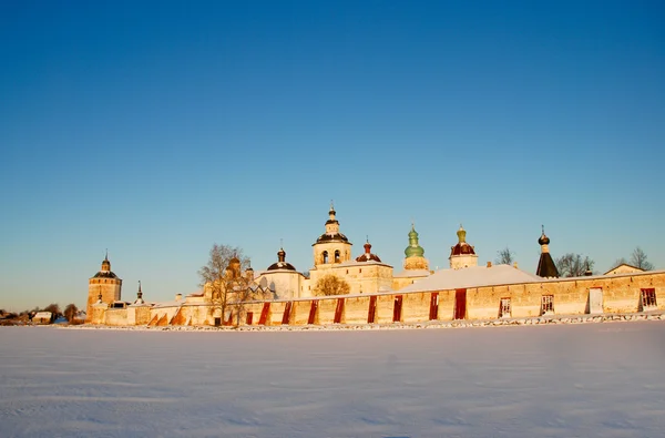 Северный русский монастырь зимой . — стоковое фото