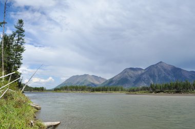 gökyüzünde bulutlar dağ Nehri.
