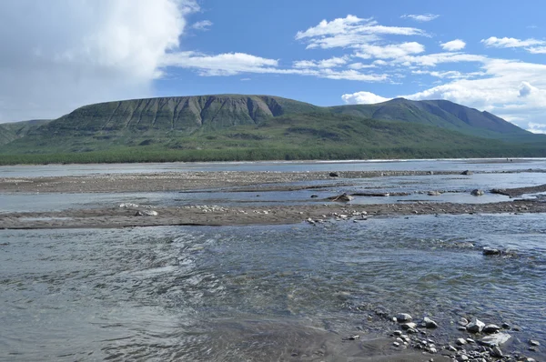 Pebble spits in the riverbed Suntar. — Stock Photo, Image