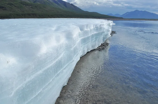 I campi di ghiaccio permanenti nella marea del fiume Yakut . — Foto Stock