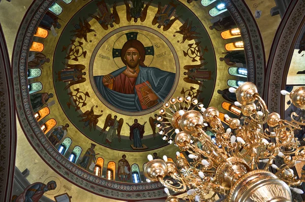 ドームの絵画とギリシャ教会のシャンデリア. — ストック写真