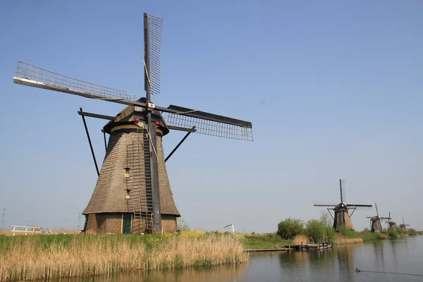 Windmolens op de oever van het kanaal. — Stockfoto