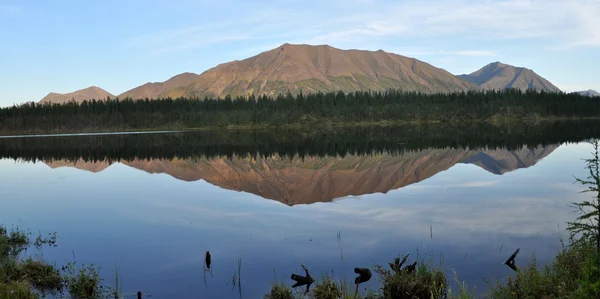 Panorama de las montañas, el lago de la tarde . —  Fotos de Stock