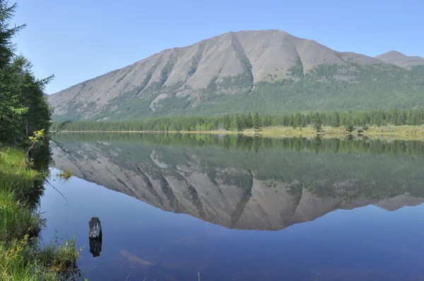 Paysage du lac et reflets des montagnes — Photo