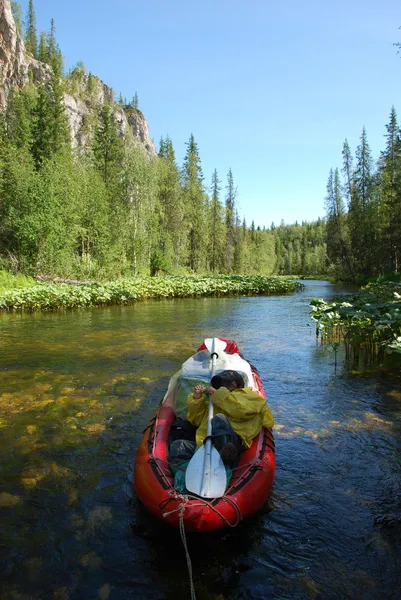 Canoa en el río en los bosques vírgenes de Komi . — Foto de Stock