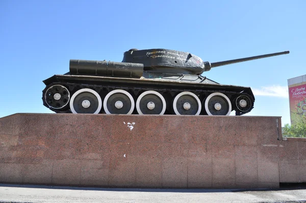 Tank on the pedestal. — Stock Photo, Image