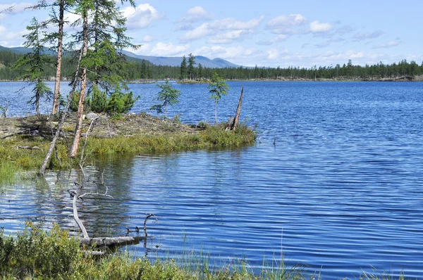Foto Lago norte claro: as montanhas, o céu, a água . — Fotografia de Stock