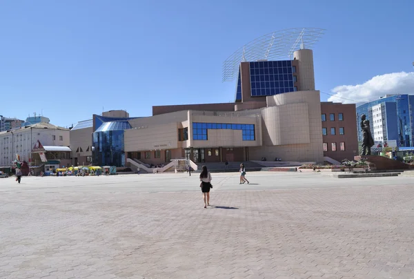 Edifício moderno na praça do Teatro, Yakutsk . — Fotografia de Stock