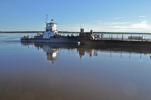 Veerboot op de grote rivier. — Stockfoto