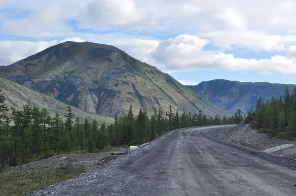 Autoroute dans les montagnes de Yakutia . — Photo