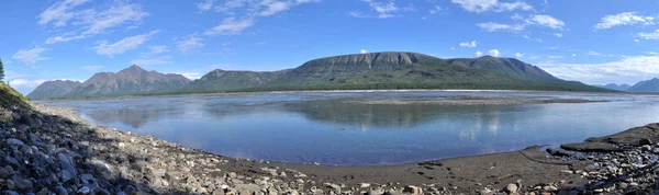 Panorama de um rio de montanha em Yakutia . — Fotografia de Stock